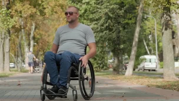 Uomo Handicappato Sedia Rotelle Piedi Nel Vicolo Del Parco — Video Stock