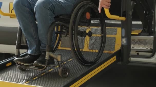 Homem Uma Cadeira Rodas Elevador Veículo Para Pessoas Com Deficiência — Vídeo de Stock