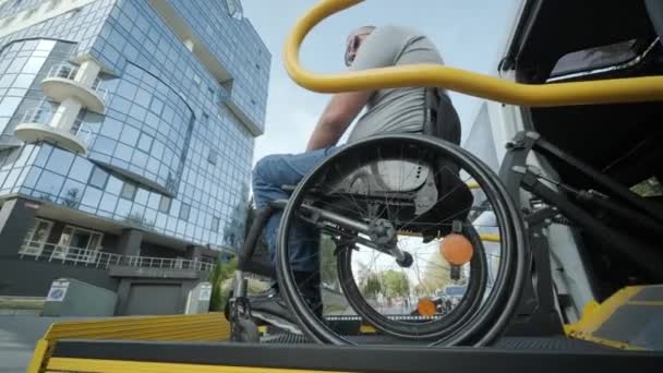 Ένας Άνδρας Αναπηρικό Καροτσάκι Ανελκυστήρα Οχήματος Για Άτομα Αναπηρίες Ανυψωτικός — Αρχείο Βίντεο