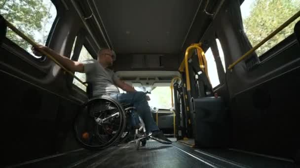 Hombre Silla Ruedas Especial Del Vehículo Persona Con Discapacidad Transportada — Vídeo de stock