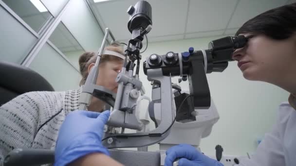 Doctora Está Viendo Través Del Oftalmoscopio Los Ojos Paciente Clínica — Vídeo de stock