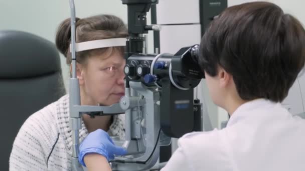Doctora Está Viendo Través Del Oftalmoscopio Los Ojos Paciente Clínica — Vídeos de Stock
