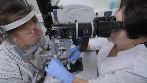 Femme Médecin Regarde Travers Ophtalmoscope Dans Les Yeux Patient Dans — Video