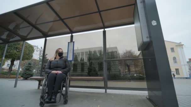 Vrouw Een Rolstoel Wachtend Een Bus Bij Een Bushalte — Stockvideo