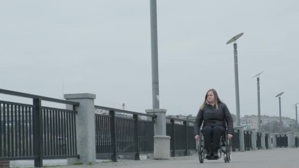 Osoba Wózku Inwalidzkim Zewnątrz — Wideo stockowe