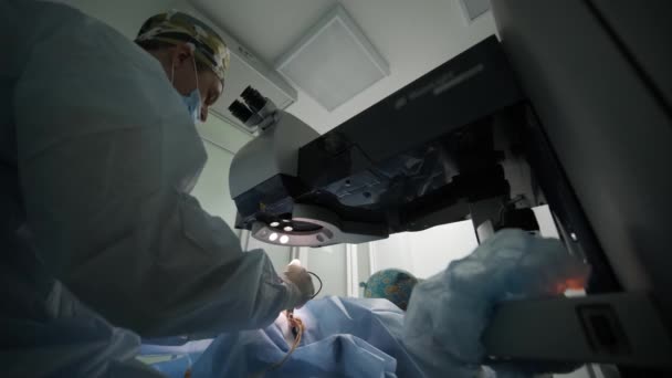 Корекція Лазерного Зору Пацієнт Команда Хірургів Операційній Кімнаті Під Час — стокове відео