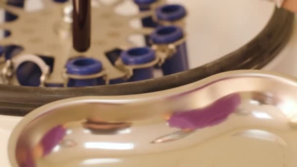 Bloedplaatjes Rijk Plasma Preparaat Buis Met Bloed Handen Centrifuge Achtergrond — Stockvideo