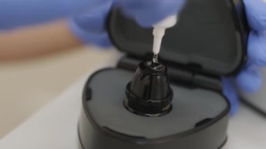 Oftalmolog cerrah jeli göz hastalıklarının genel teşhisinde ve özellikle Seçici Lazer Trabeküloplasti için kullanılan oftalmik lenslere uygular.