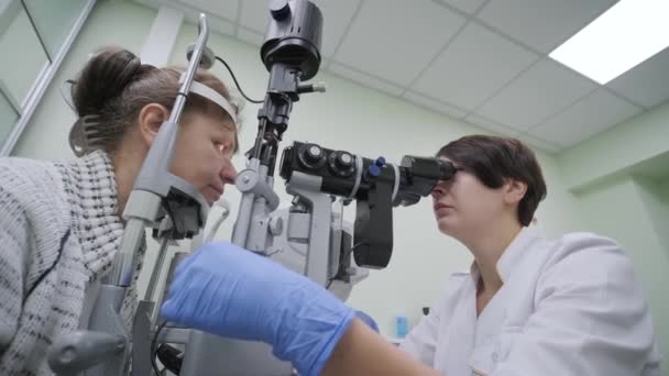 Femme Médecin Regarde Travers Ophtalmoscope Dans Les Yeux Patient Dans — Video