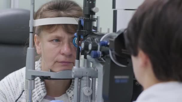 Kvinna Läkare Tittar Genom Oftalmoskop Ögonen Patienten Oftalmologiska Kliniken Yrkesmässig — Stockvideo