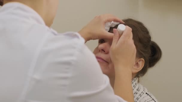 Женщина Оптометрист Закапывает Глазную Каплю Пациенту Глаза Офтальмологической Клинике — стоковое видео