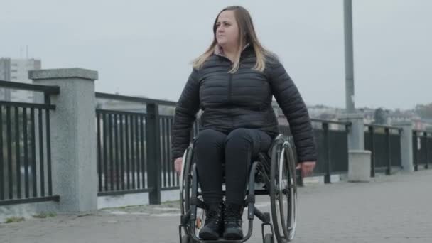 Женщина Инвалидном Кресле Выезжает Улицу — стоковое видео