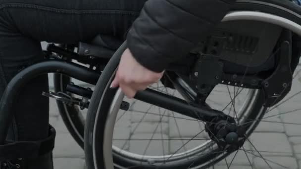 Femme Fauteuil Roulant Déplaçant Dehors — Video