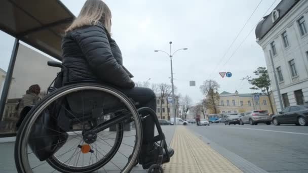 Mujer Silla Ruedas Esperando Autobús Una Parada Autobús — Vídeos de Stock