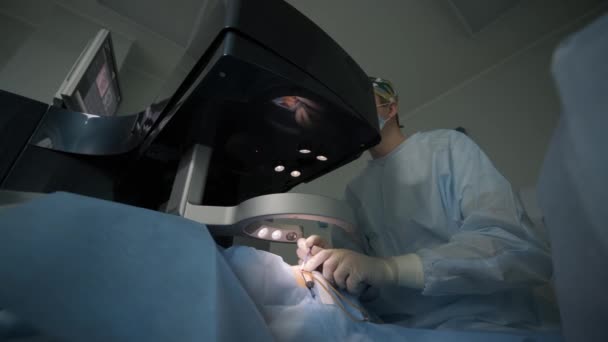 Correcção Visão Laser Paciente Equipe Cirurgiões Sala Cirurgia Durante Cirurgia — Vídeo de Stock