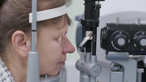 Ženský Lékař Dívá Přes Oční Skop Očích Pacienta Oftalmologické Klinice — Stock video