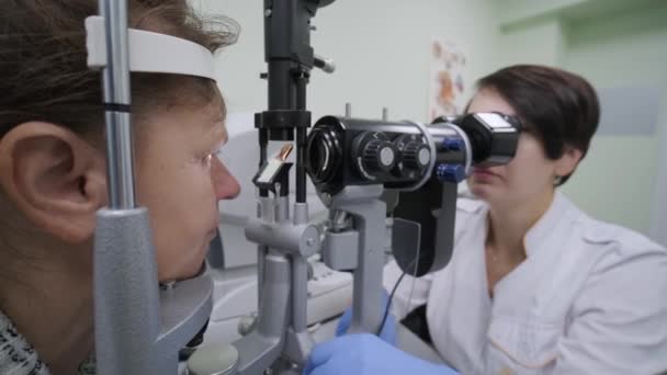 Vrouwelijke Arts Bekijkt Oftalmoscoop Ogen Van Patiënt Oogheelkundige Kliniek Professionele — Stockvideo