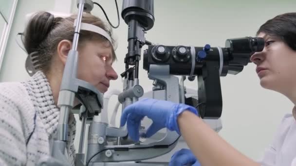 Doctora Está Viendo Través Del Oftalmoscopio Los Ojos Paciente Clínica — Vídeo de stock