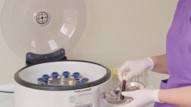 Trombosit zengini plazma hazırlığı. Elleri kanlı tüp. Santrifüj.