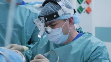 Bademcikleri almak için ameliyat. Derin anestezi altında modern klinikte, en son cihazları kullanarak hasta bezleri, soğuk plazma metodunu çıkartır, boğazdaki şişliği keser, doktor yeni bir sonda, yakın plan, yeni tıbbi teknolojilerle çalışır.