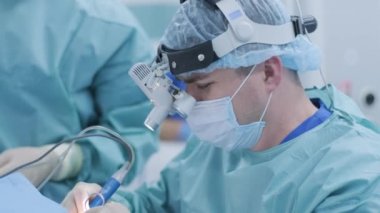 Bademcikleri almak için ameliyat. Derin anestezi altında modern klinikte, en son cihazları kullanarak hasta bezleri, soğuk plazma metodunu çıkartır, boğazdaki şişliği keser, doktor yeni bir sonda, yakın plan, yeni tıbbi teknolojilerle çalışır.