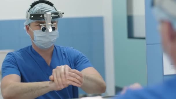 Médico Lava Mãos Desinfecta Mãos Antes Cirurgia — Vídeo de Stock