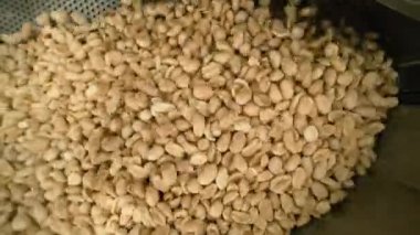 Kızarmış fıstık. Fındık fabrikasındaki operasyonları sıralıyorum. Kavrulmuş fıstık paketleme üretim hattı