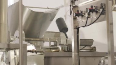 Patates cipsi ve abur cubur üretimi. Cips tereyağlı büyük bir kasede kızartılır.