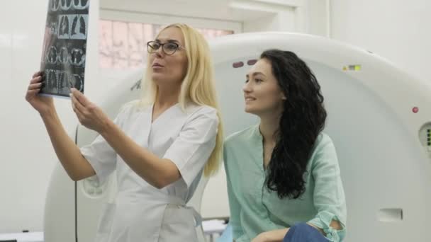 Kadın Doktor Radyoloji Uzmanı Genç Bayan Hastaların Tomografi Sonuçlarının Iyi — Stok video