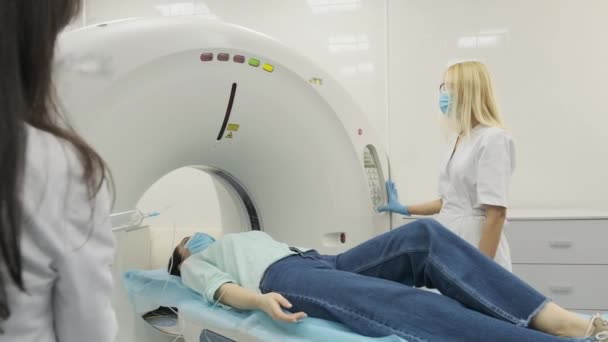 Nőbeteget Vagy Mri Vizsgálatnak Vetik Alá Két Képzett Radiológus Felügyelete — Stock videók