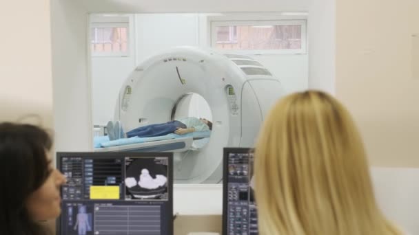 Two Qualified Radiologists Examines Female Patient Who Lying Mri Scanner — Stock Video