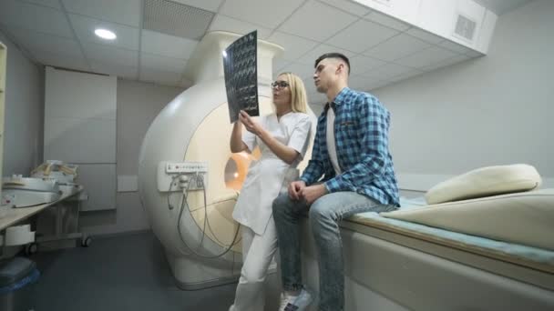 Woman Doctor Radiologist Explains Results Mri Scanning Young Male Patient — Stock Video