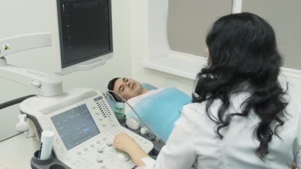 Mujer Médico Examina Paciente Joven Hombre Dispositivo Ultrasonido Sonografía — Vídeo de stock