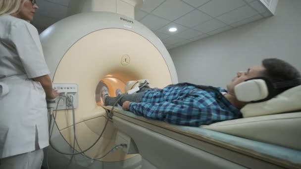 Lekarz Robi Rezonans Stawu Kolanowego Młody Człowiek Automatycznym Stole Rezonansowym — Wideo stockowe