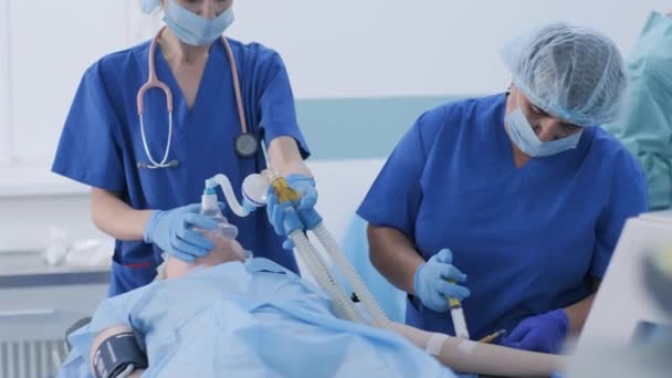 Der Anästhesist Medizinischen Handschuhen Bereitet Patientin Auf Die Operation Vor — Stockvideo