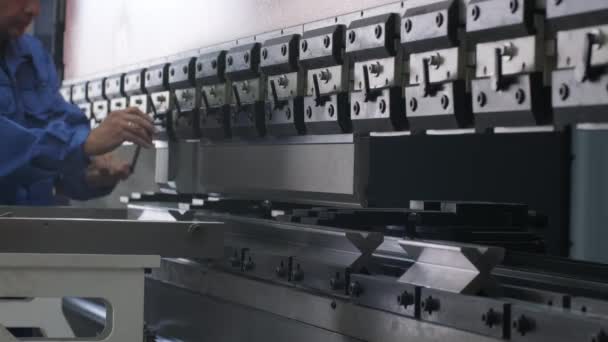 Trabalhador Repara Uma Máquina Dobra Hidráulica Moderna Uma Planta Metalúrgica — Vídeo de Stock