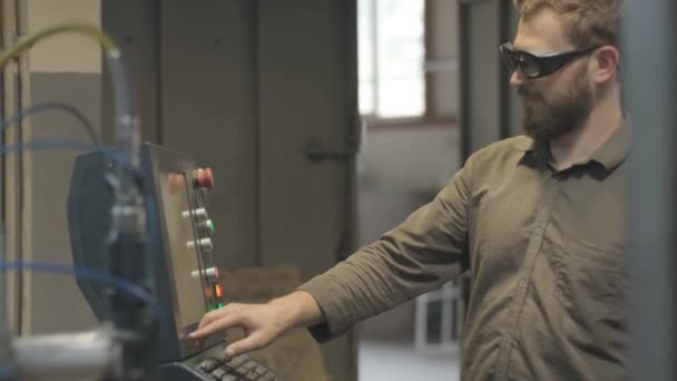 Εργαζόμενος Πιέζει Κουμπιά Του Πίνακα Του Μηχανήματος Αριθμητικό Προγραμματισμένο Έλεγχο — Αρχείο Βίντεο