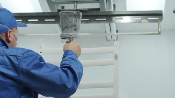 Een Arbeider Schildert Een Roestvrijstalen Metalen Structuur Met Een Airbrush — Stockvideo