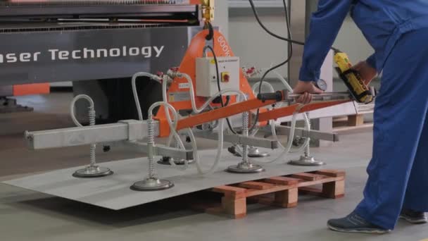 Worker Utiliza Ventosas Para Transportar Grandes Láminas Metal — Vídeo de stock