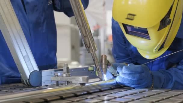 Großaufnahme Eines Mannes Der Einer Werkstatt Masken Schweißt Metallarbeiter Arbeiten — Stockvideo