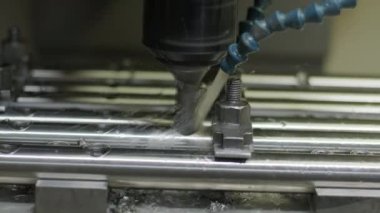 CNC değirmen makinesi borularda delik açıyor.