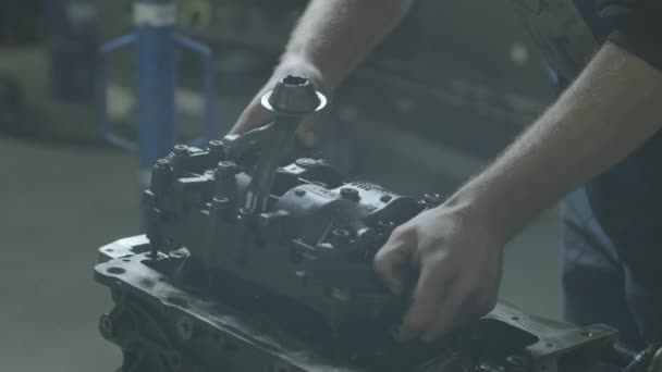 Μηχανικός Αυτοκινήτων Στο Γκαράζ Κινητήρα Αυτοκινήτου Μετά Την Αφαίρεση Του — Αρχείο Βίντεο