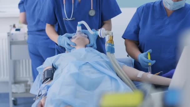 Anesteziolog Asistentkou Připravuje Pacientku Operaci Uvádí Pacienta Anestezie Reguluje Kyslíkovou — Stock video