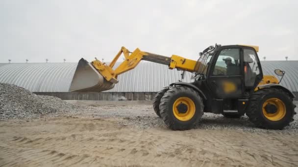 Tractor Mueve Escombros Camiones Excavadora Cargadora Rastrillos Escombros Pila Sitio — Vídeo de stock