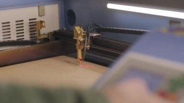Cnc lazer kesme makinesi tahta ve kontrplak keser.