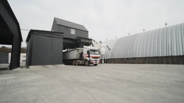 Un camión con materias primas sale del área de almacenamiento de granos. Peso del coche — Vídeo de stock
