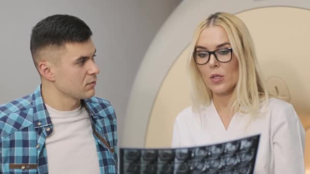 "Medicul radiolog explică rezultatele scanării RMN pentru un tânăr pacient de sex masculin — Videoclip de stoc