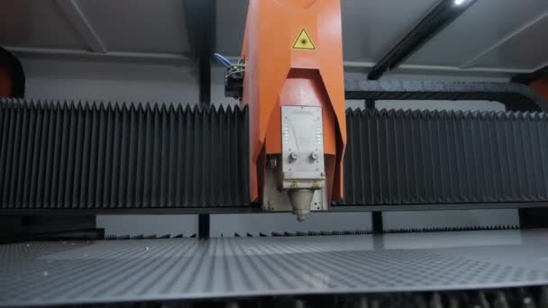 Machine de découpe laser CNC moderne industrielle — Video
