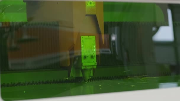 带火花平板金属材料的工业数控激光切割加工工艺 — 图库视频影像