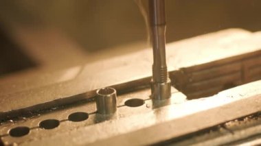 Sondaj makinesi ve matkap ucu..